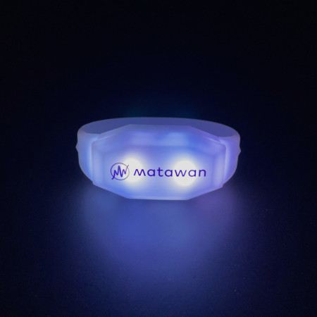 Marquage possible des bracelets lumineux piloté à distance avec votre logo de marque ou évènement