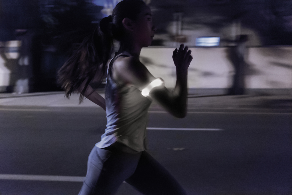 Running avec un brassard lumineux LED pour la sécurité